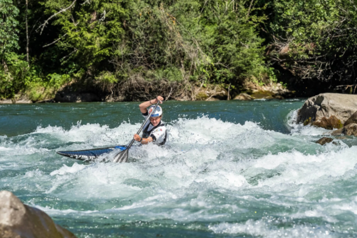 Kajakfahrer in wilder Wildwasser-Strömung