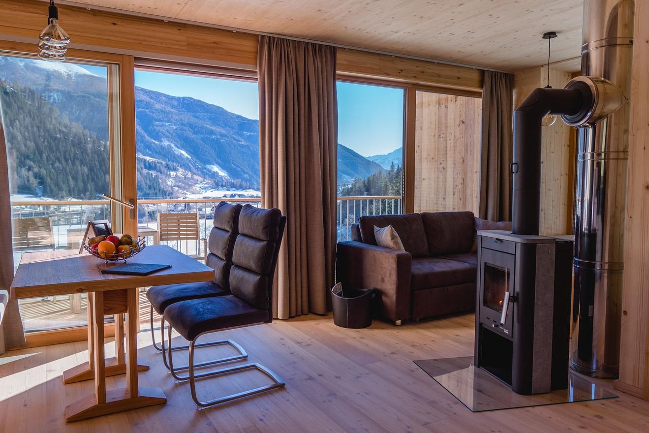 Wohn-Essbereich mit Holzofen und Bergblick