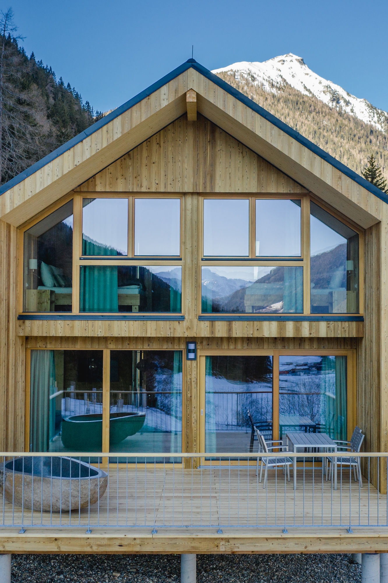 Chalet Außenansicht mit verschneitem Berg