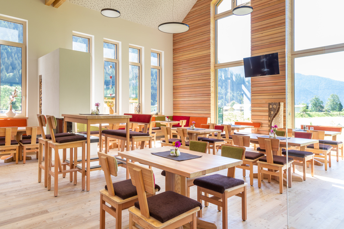 Restaurant Innenraum mit Holzdetails