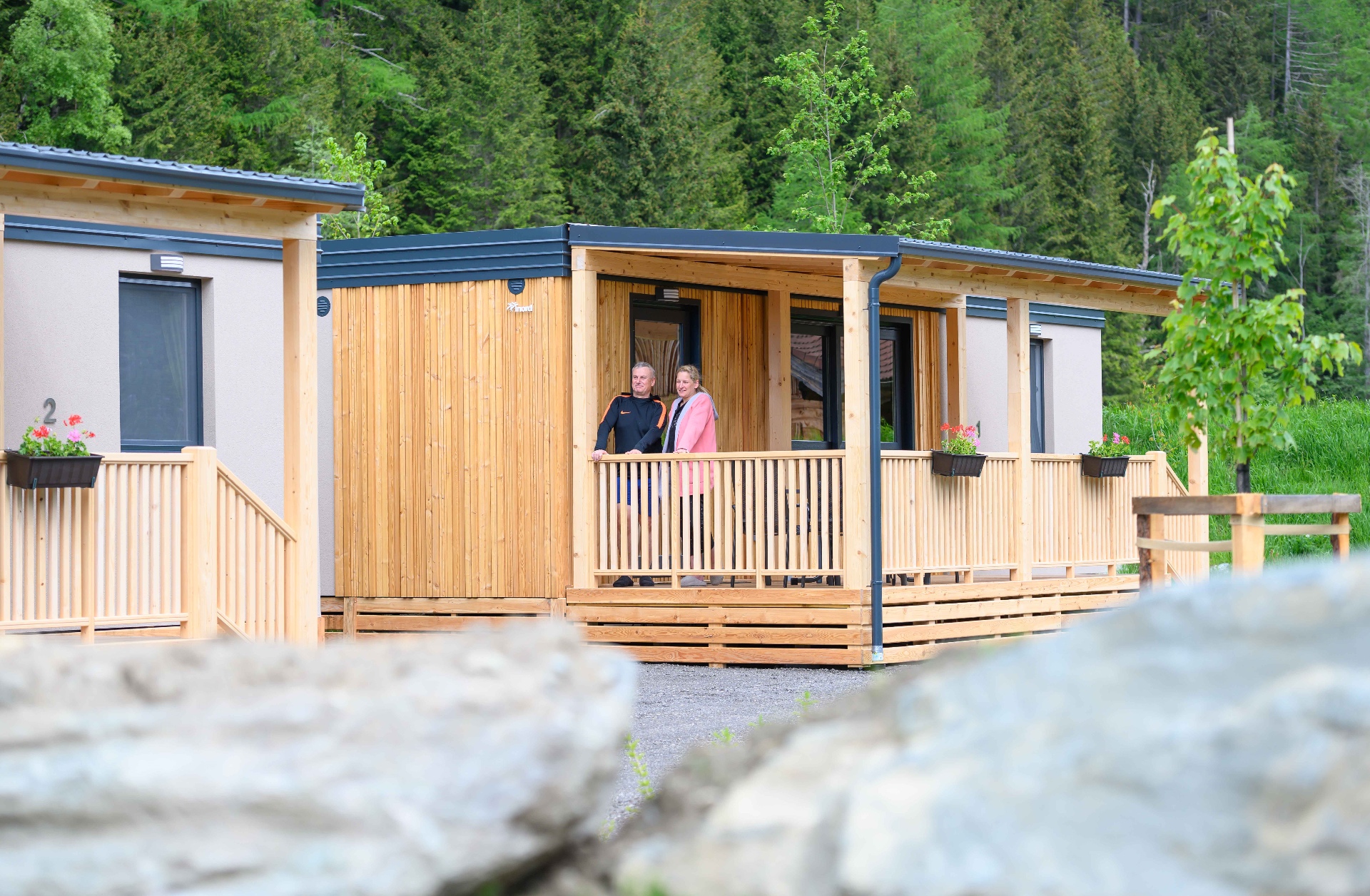 Paar auf der Terrasse vor neuem Mobilhome