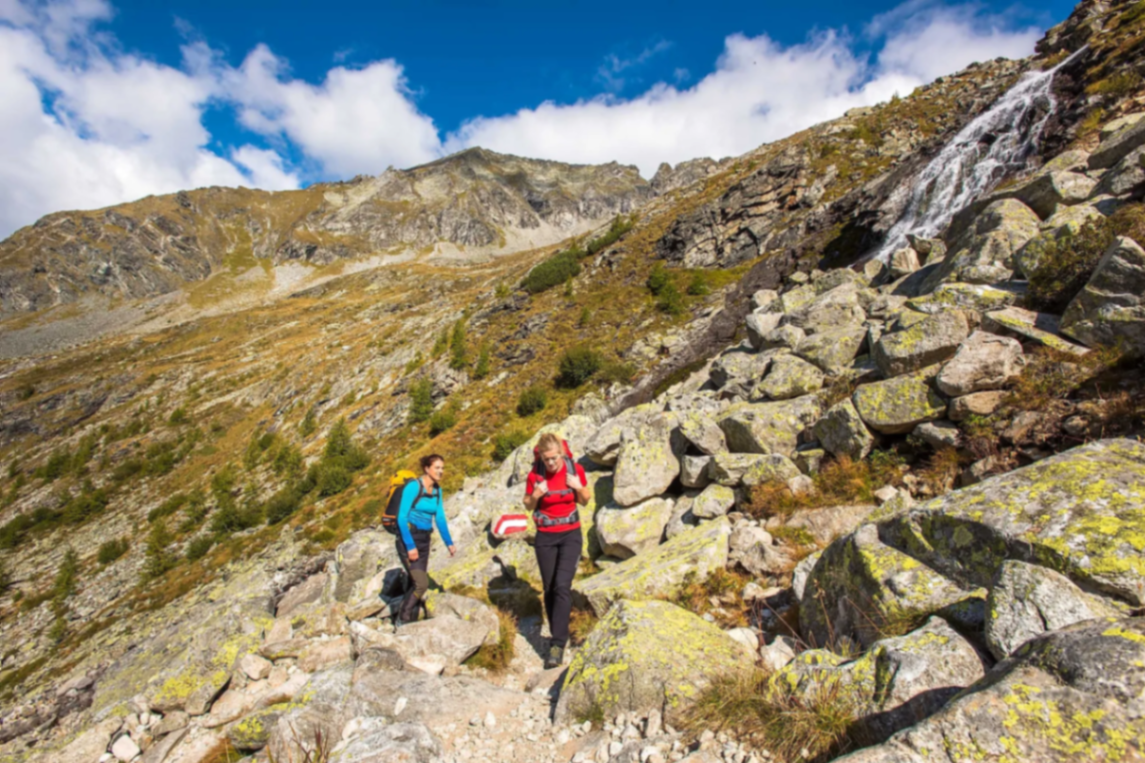 Wanderer im felsigen Hochgebirge
