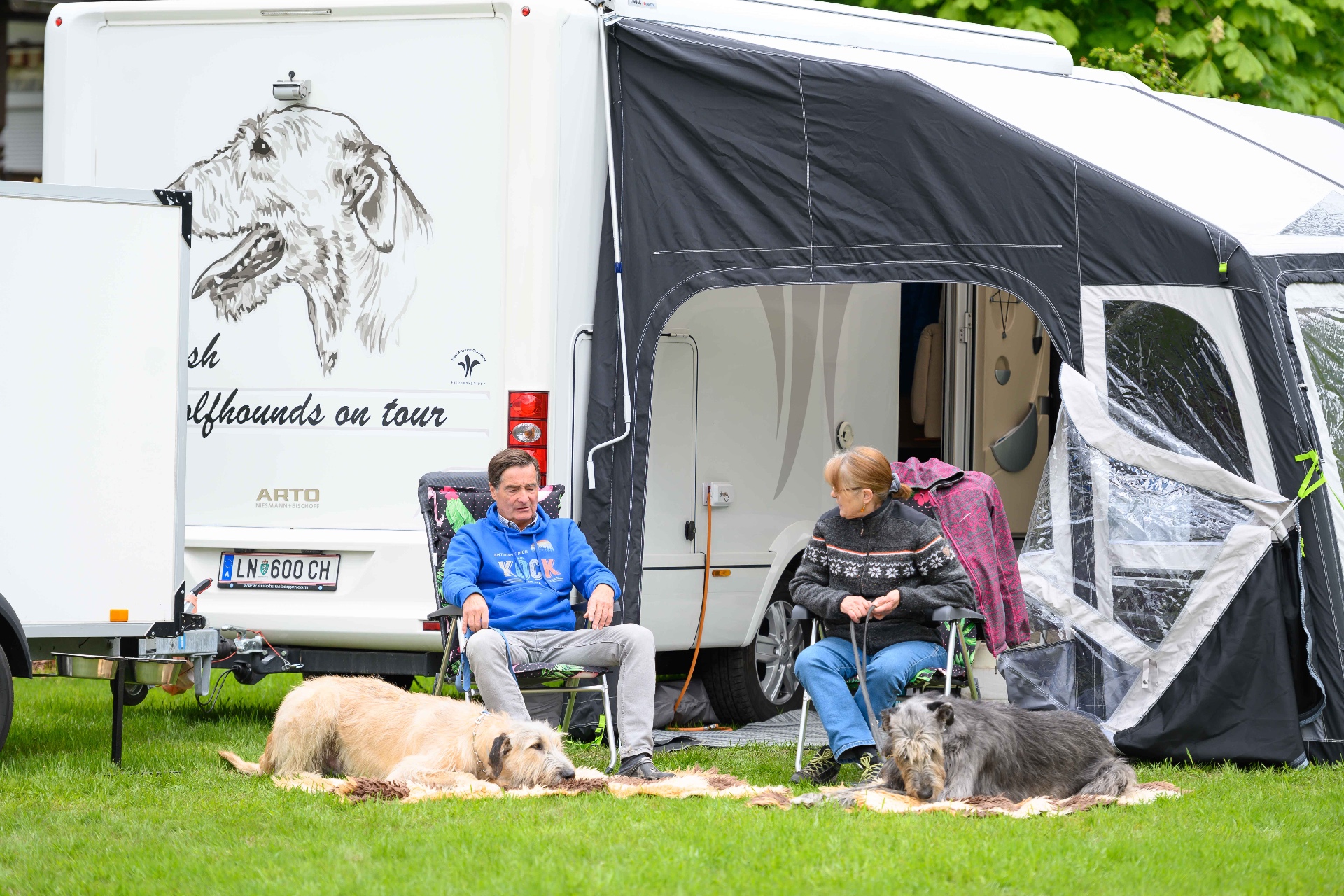 Camper mit Hunden auf dem Campingplatz