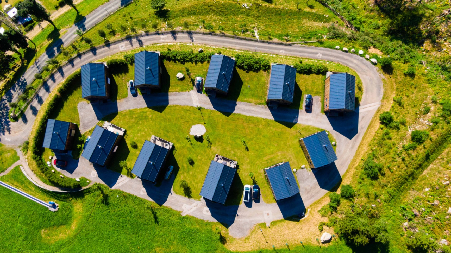 Luftbild der Chalets im Kreis angeordnet – HOCHoben camp&explore, Mallnitz