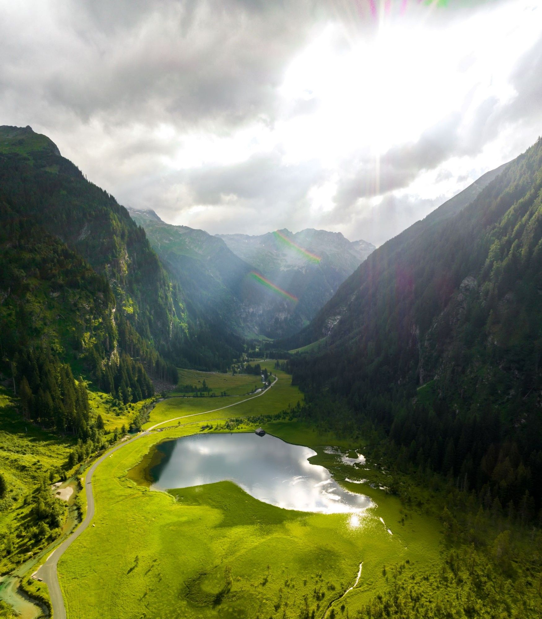 Seebachtal mit Bergsee aus der Luft