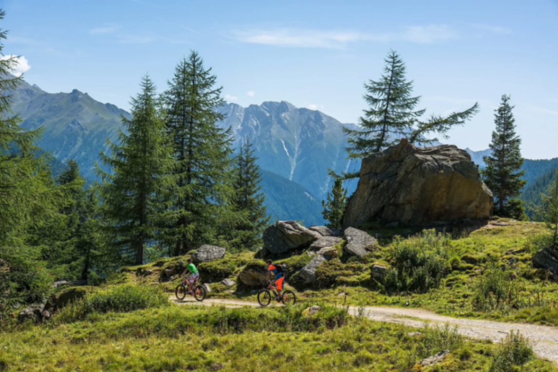 Zwei Mountainbiker auf einem Trail in den Bergen
