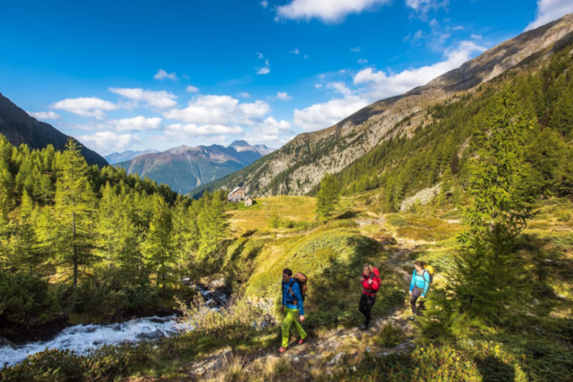 Wanderer am Gebirgsbach in den Hohen Tauern